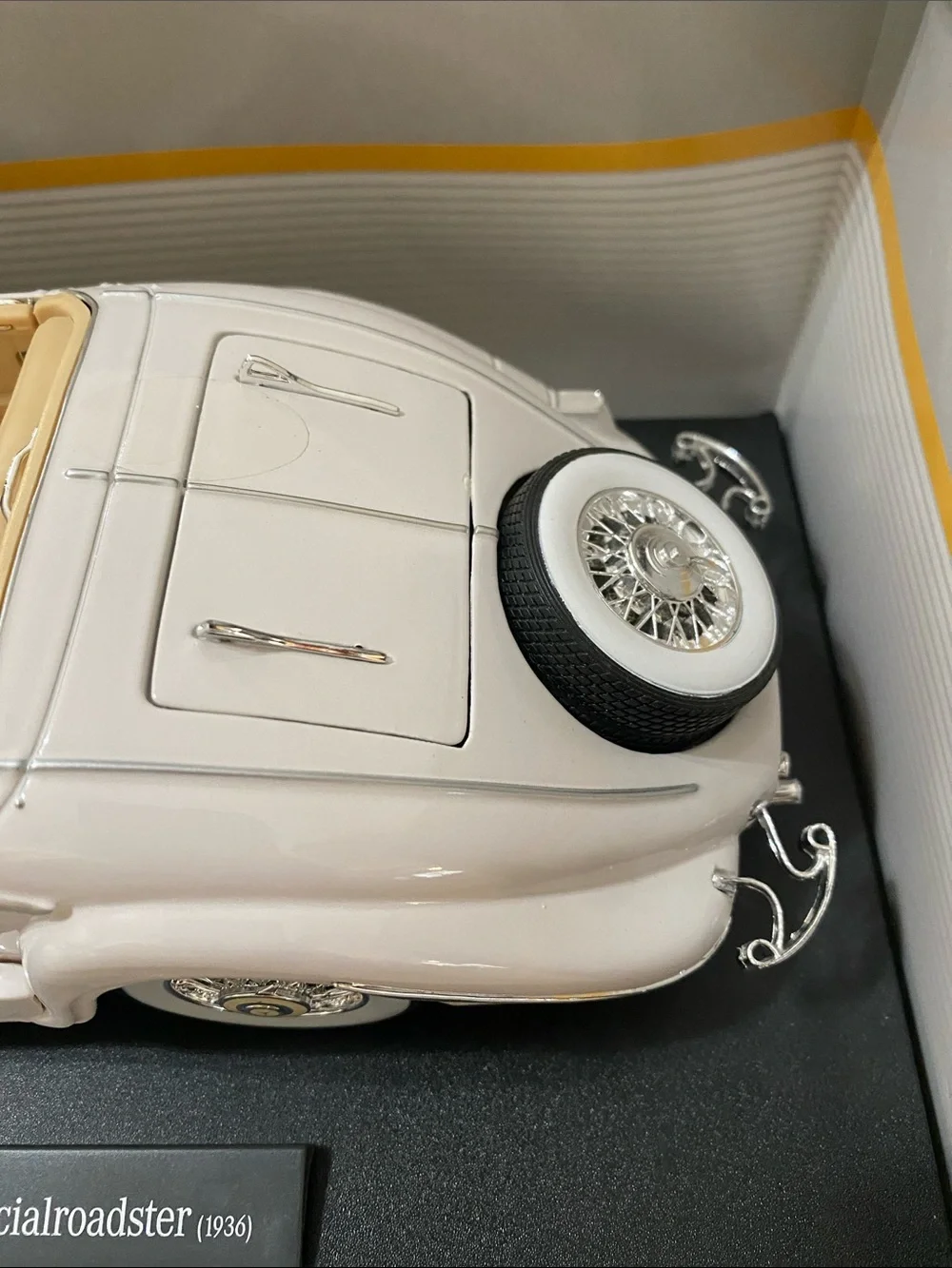 MAISTO 1:18 MERCEDES-BENZ 500K TYP SPECIAL ROADSTER (1936) WHITE PREMIER EDITION